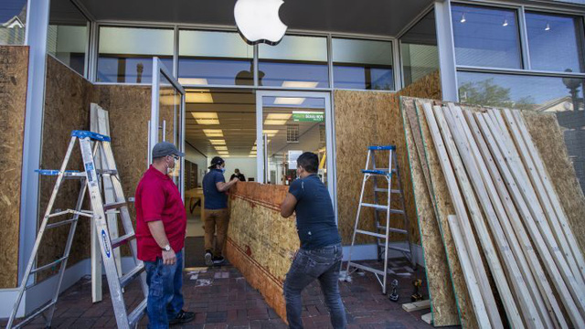 Apple Store bị cướp phá, Apple nhắc nhẹ 1 câu khiến kẻ trộm iPhone trong cuộc biểu tình tại Mỹ vội tìm cách trả lại! Apple Store bị cướp phá, Apple nhắc nhẹ 1 câu khiến kẻ trộm iPhone trong cuộc biểu tình tại Mỹ vội tìm cách trả lại!